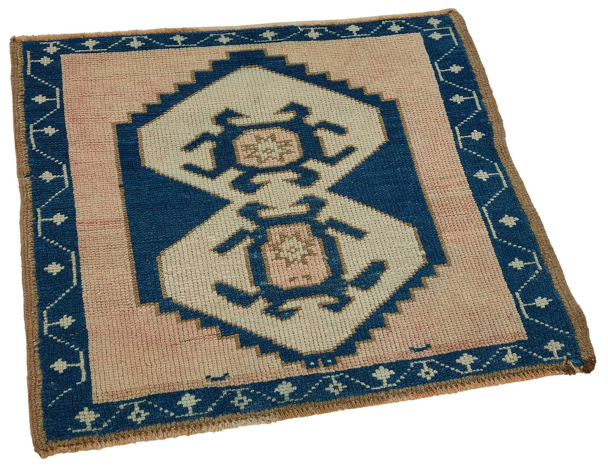 Vayla Pembe Lacivert Madalyon Desenli El Dokuma Halı 64x68 cm – genel görünüm