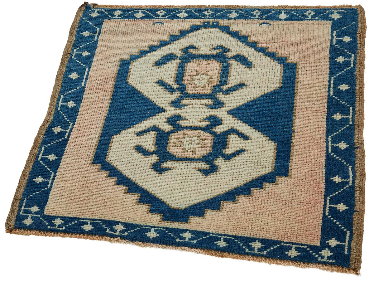 Vayla Pembe Lacivert Madalyon Desenli El Dokuma Halı 64x68 cm – doku yakın çekim