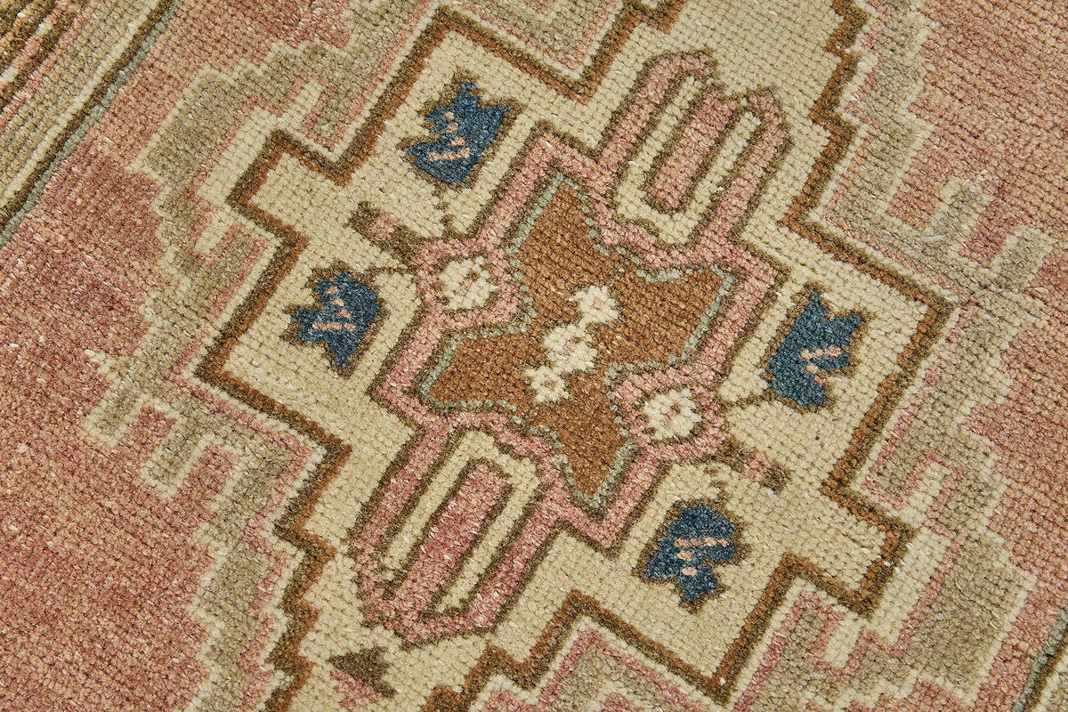 Vayla Pembe Bej Geometrik Desenli Etnik Yün Halı 49x103 cm – mekânda kullanım