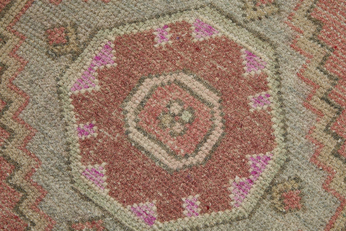 Vayla Pembe Bej Etnik Geometrik El Dokuma Halı 49x92 cm – mekânda kullanım