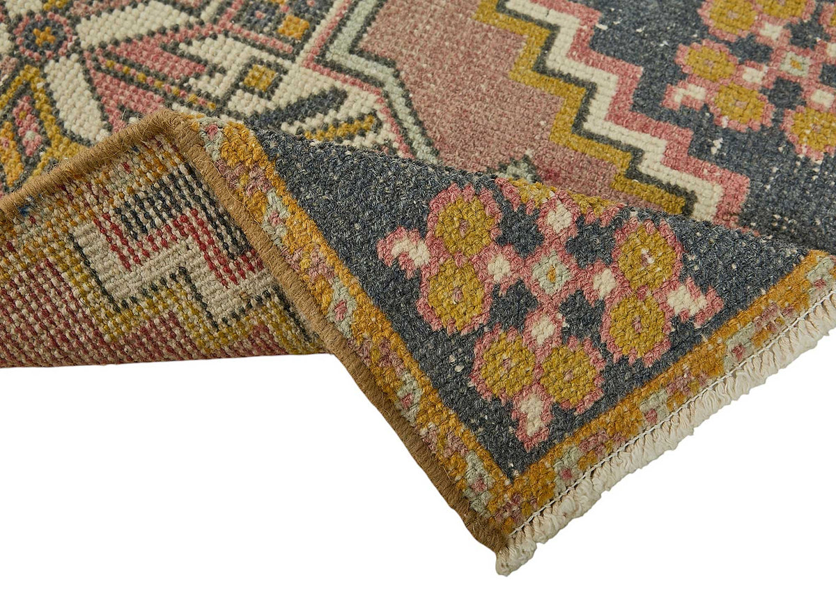 Vayla Pembe Lacivert Geometrik Desenli Etnik El Dokuma Halı 52x91 cm – kenar detayı