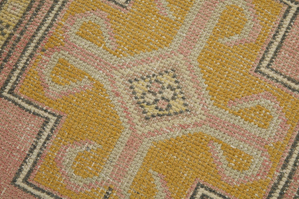 Vayla Pembe Sarı Geometrik Desenli Etnik El Dokuma Halı 52x100 cm – mekânda kullanım