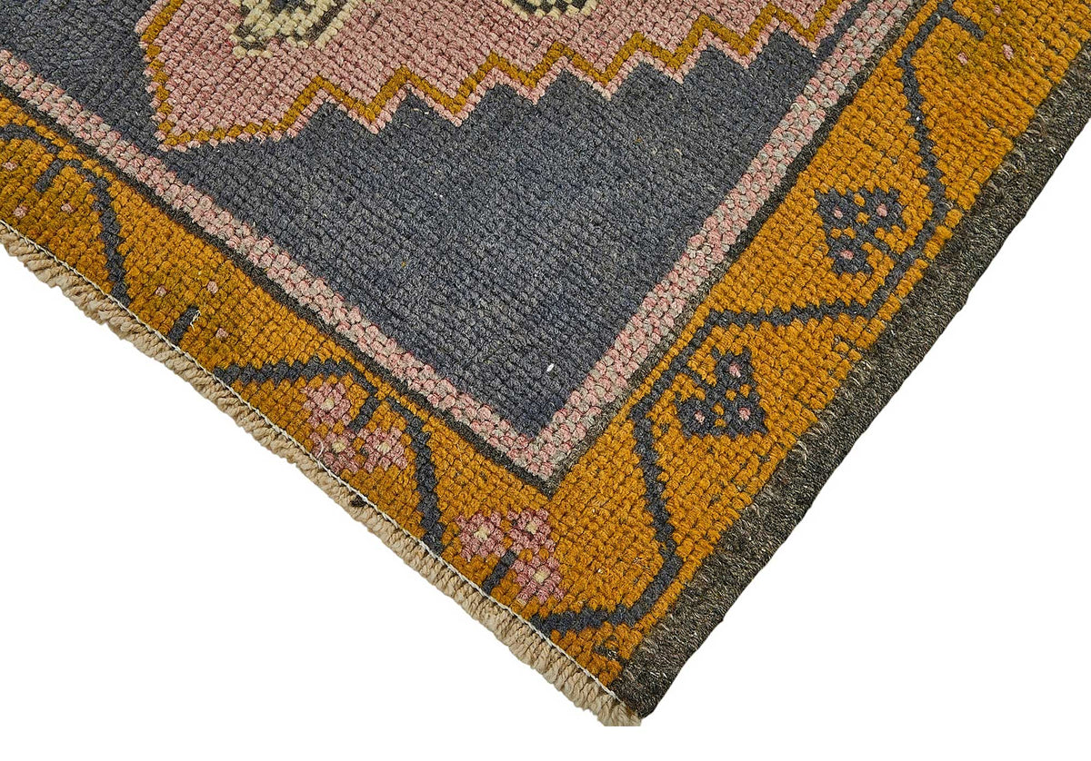 Vayla Antrasit Geometrik Desenli Overdyed Yün Halı 58x101 cm – detay görünümü
