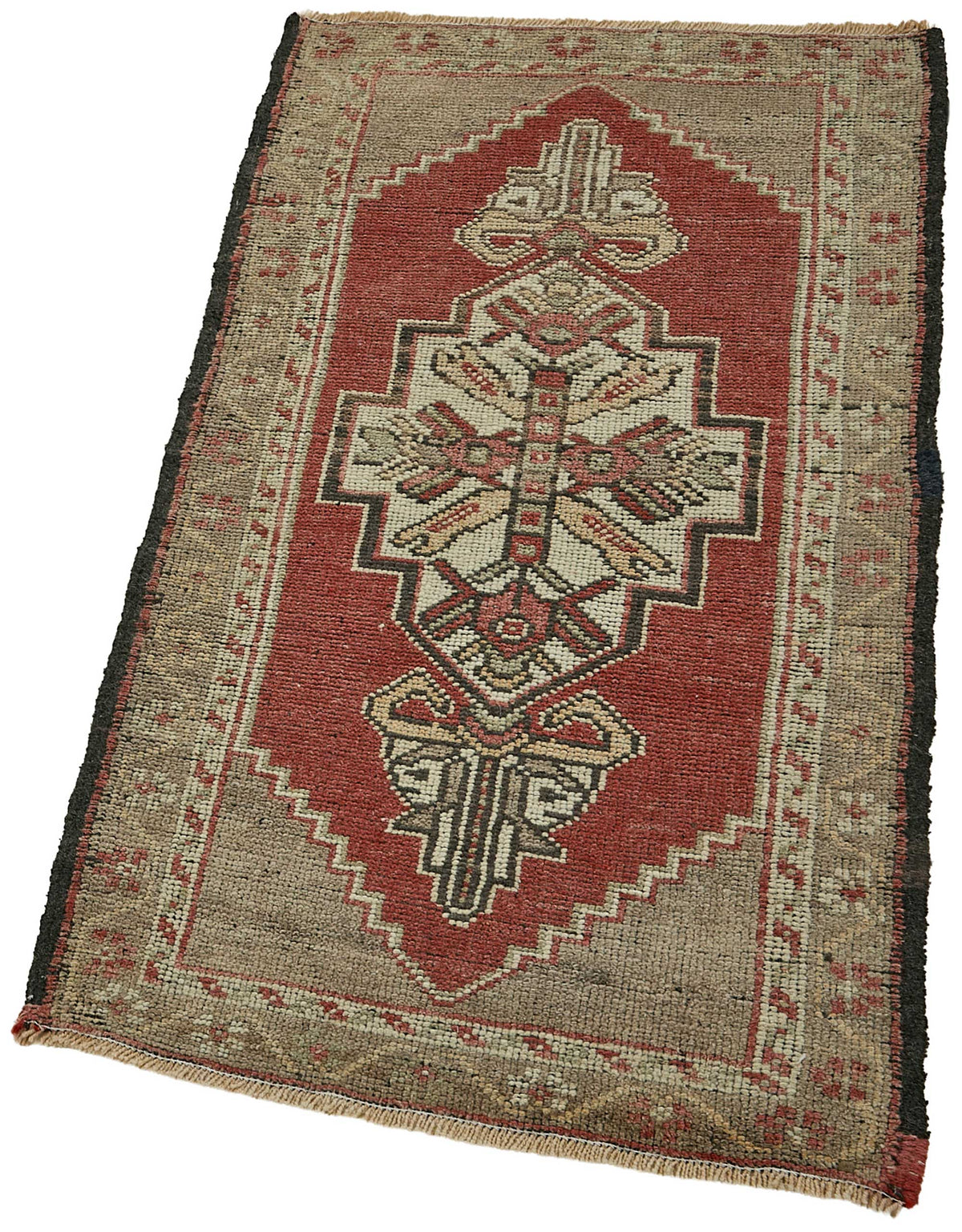 Vayla Madalyon Desenli Kırmızı ve Bej Renkli Overdyed El Dokuma Halı 52x99 cm – doku yakın çekim
