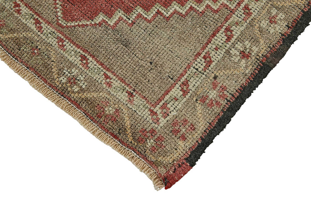 Vayla Madalyon Desenli Kırmızı ve Bej Renkli Overdyed El Dokuma Halı 52x99 cm – detay görünümü