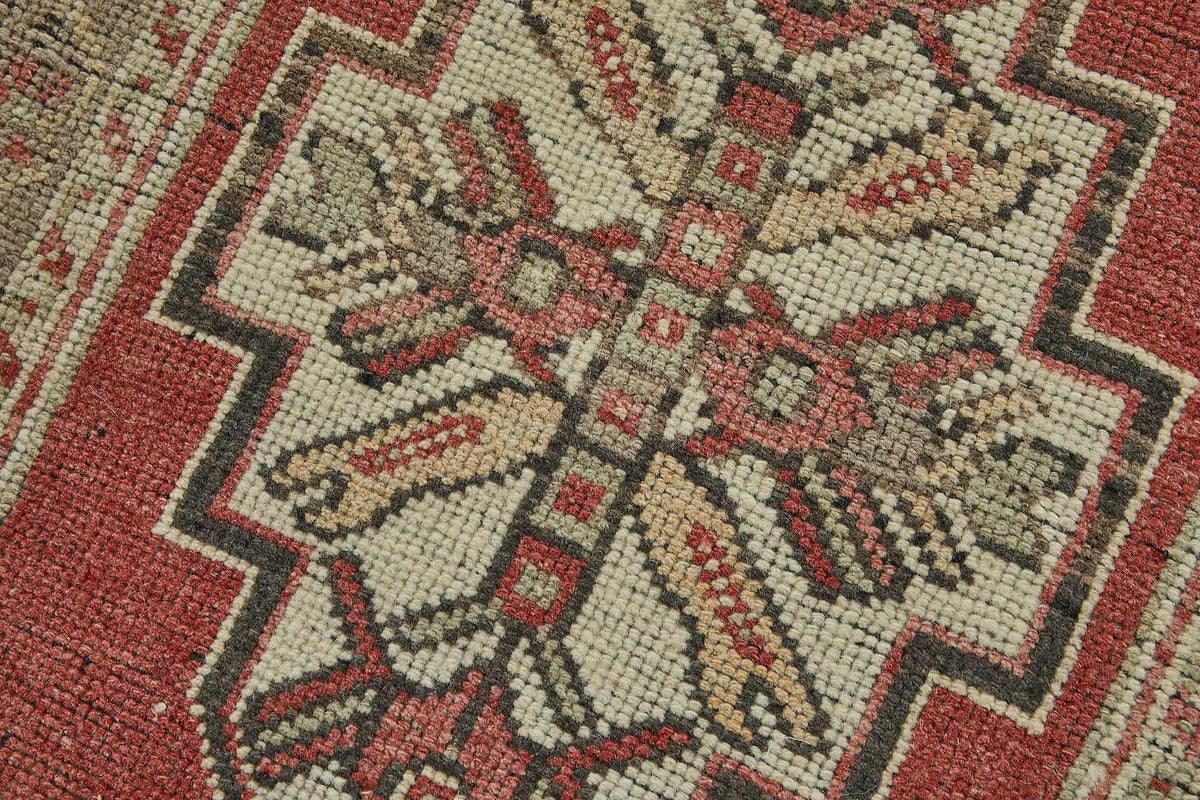 Vayla Madalyon Desenli Kırmızı ve Bej Renkli Overdyed El Dokuma Halı 52x99 cm – mekânda kullanım