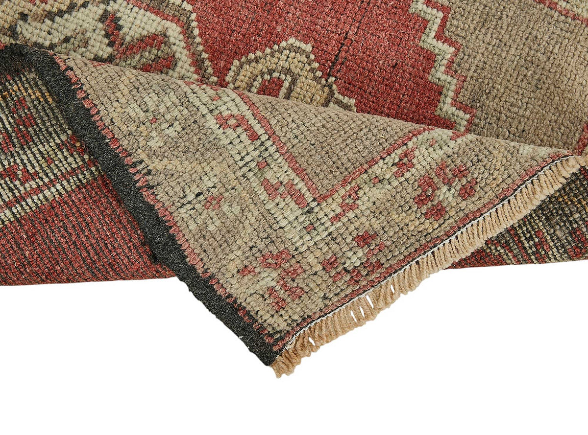 Vayla Madalyon Desenli Kırmızı ve Bej Renkli Overdyed El Dokuma Halı 52x99 cm – kenar detayı