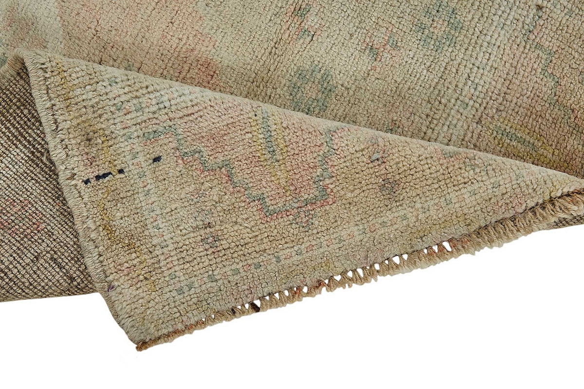 Vayla Bej Pembe Madalyon Desenli Vintage El Dokuma Halı 57x115 cm – kenar detayı