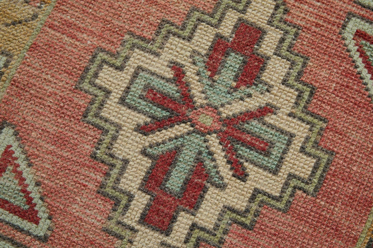 Vayla Overdyed Kırmızı Etnik Geometrik Desenli Küçük Halı 45x97 cm – mekânda kullanım