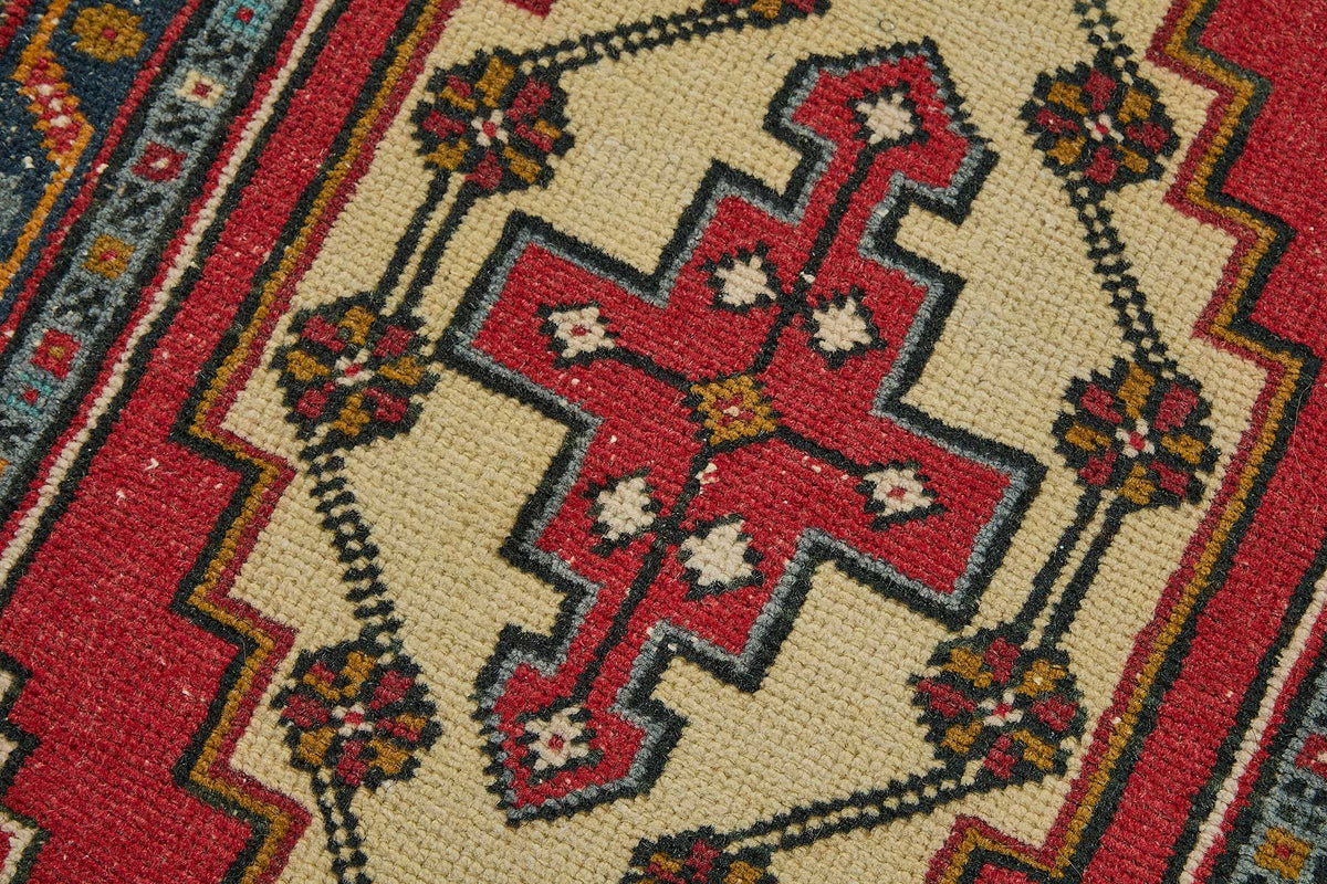 Vayla Lacivert ve Kırmızı Geometrik Desenli Dokuma Halı 50x96 cm – mekânda kullanım