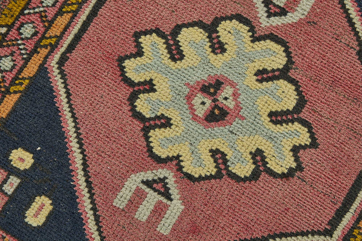 Vayla Lacivert Pembe Madalyon Desenli El Dokuma Halı 54x100 cm – mekânda kullanım