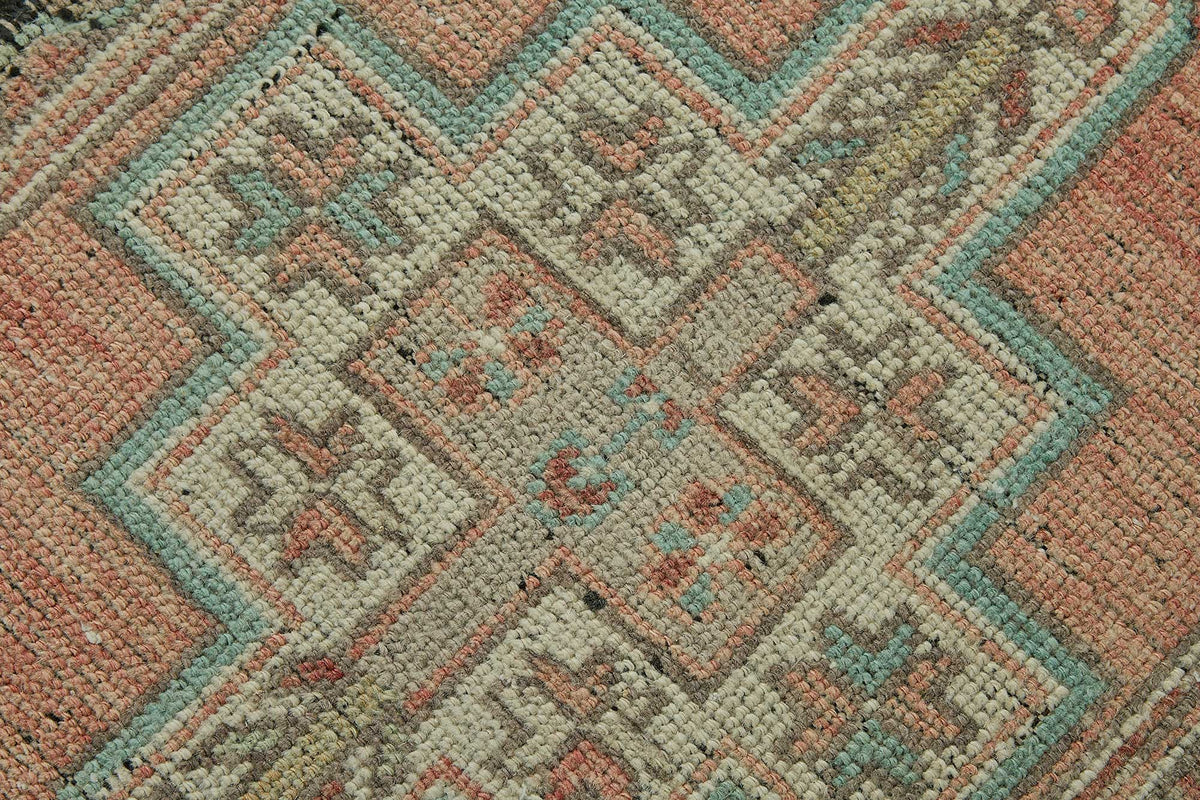 Vayla Pembe Halı Geometrik Desenli Vintage El Dokuma 50x75 cm – mekânda kullanım