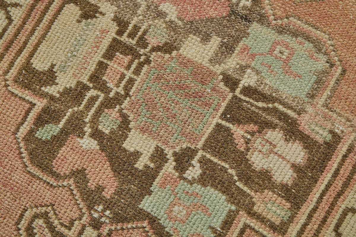 Vayla Pembe Kahverengi Madalyon Desenli El Dokuma Halı 46x85 cm – mekânda kullanım
