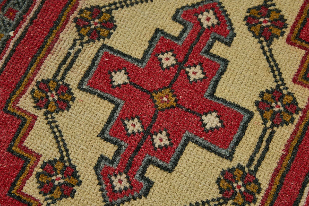 Vayla Lacivert Kırmızı Madalyon Geometrik El Dokuma Halı 41x102 cm – mekânda kullanım