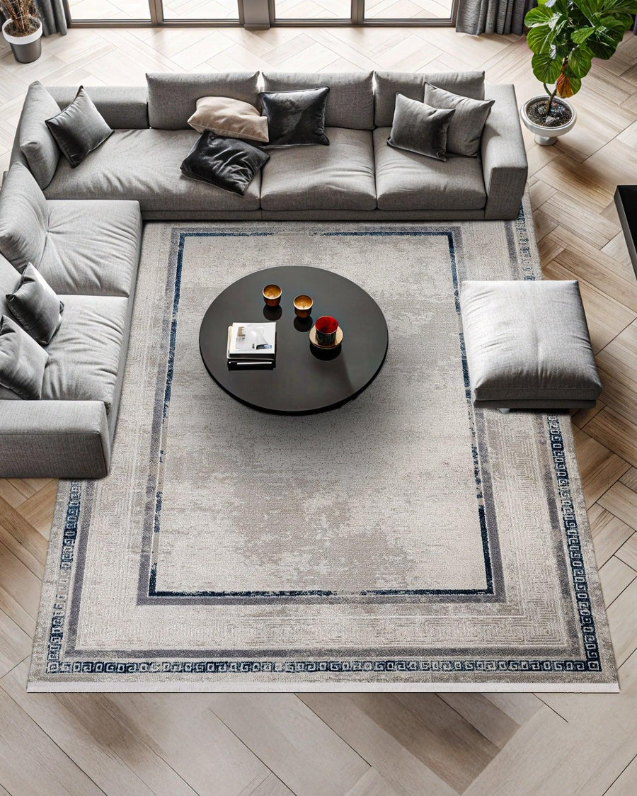 Grauer Teppich mit dunkelblauem geometrischem Muster – im Wohnzimmer