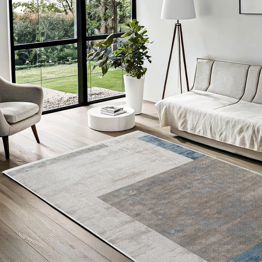 Grau-Blauer Teppich mit geometrischem Muster – im Wohnzimmer