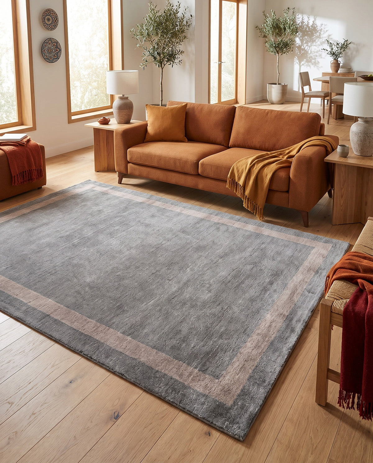 Outlet Makine Dokuma Halı Gri - Bej Bordürlü Modern 160x230 cm - oda içinde görünüm (AI destekli görsel, gerçek ürün deseni) [mockup:15410594283834]