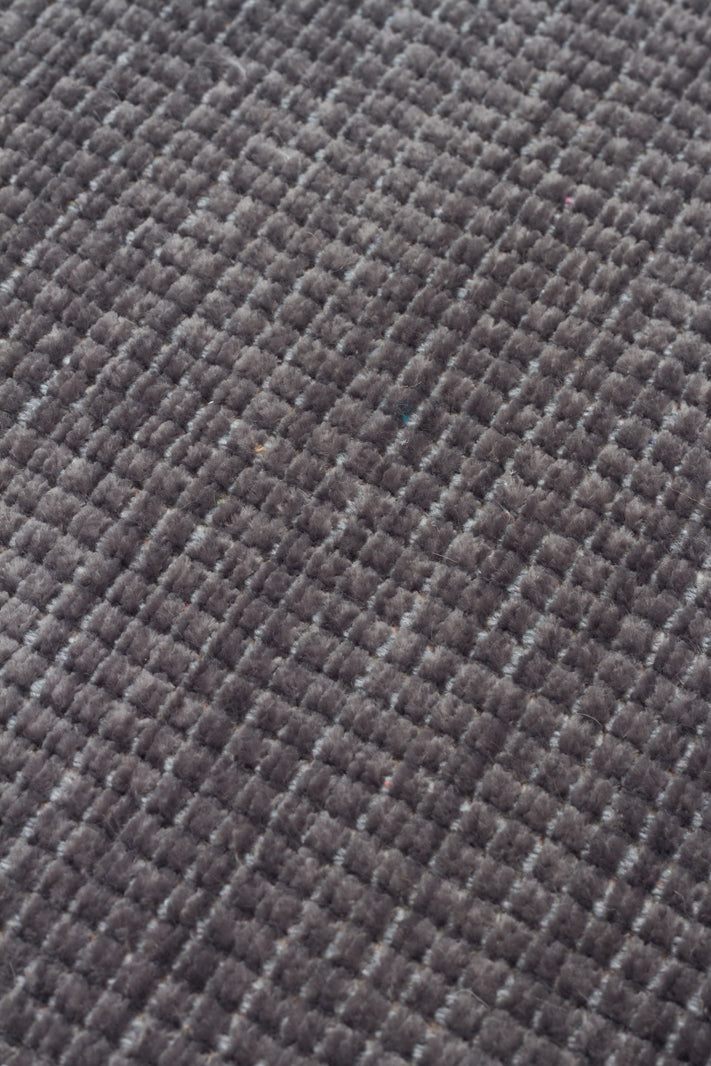 Varni Antrasit Düz Yüzeyli Koyu Tonlu Modern Kilim – detay görünümü