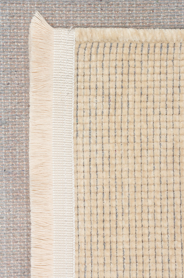 Varni Krem Sade Yüzeyli Açık Tonlu Modern Kilim – kenar detayı