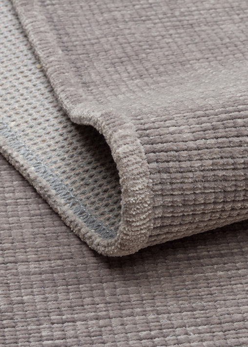 Varni Gri Sade Yüzeyli Hafif Taramalı Modern Kilim – arka yüz görünümü