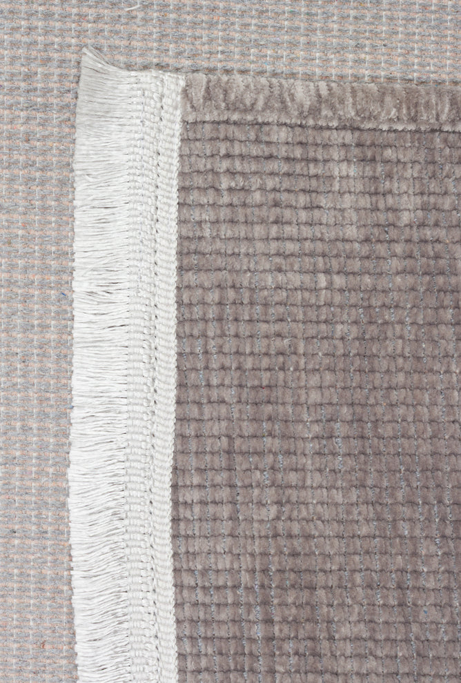 Varni Gri Sade Yüzeyli Hafif Taramalı Modern Kilim – kenar detayı
