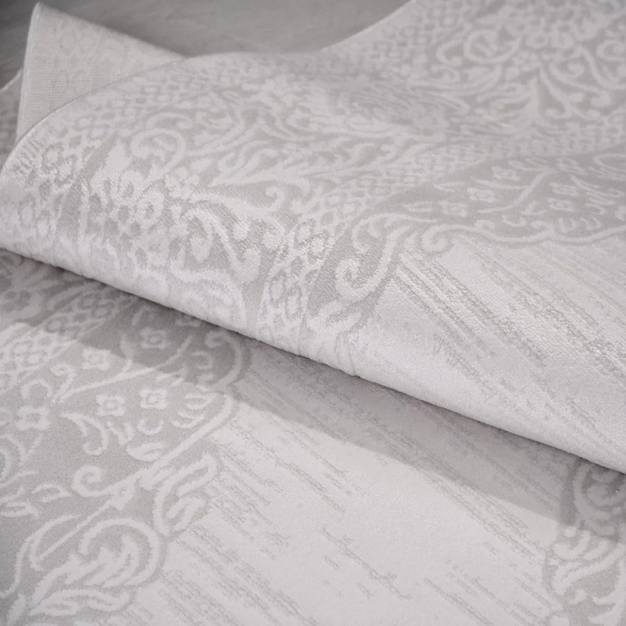 Klassischer Teppich Grau-Weiß mit Medaillon-Muster – im Wohnzimmer