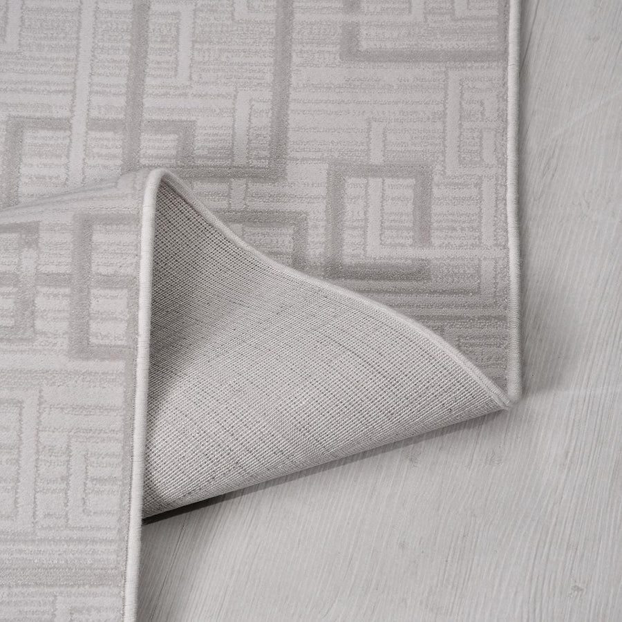 Hellgrauer Teppich mit geometrischem Muster & Rutschfester Unterseite – im Wohnzimmer