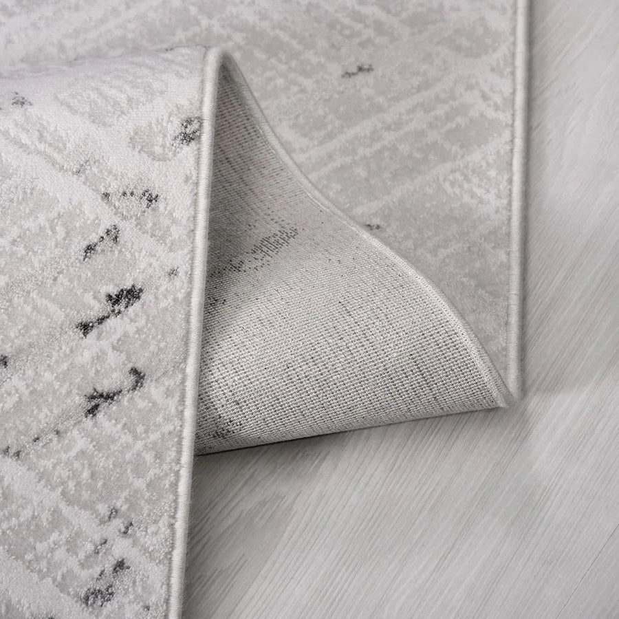 Moderner Teppich in Grau & Weiß mit abstraktem Muster – im Wohnzimmer