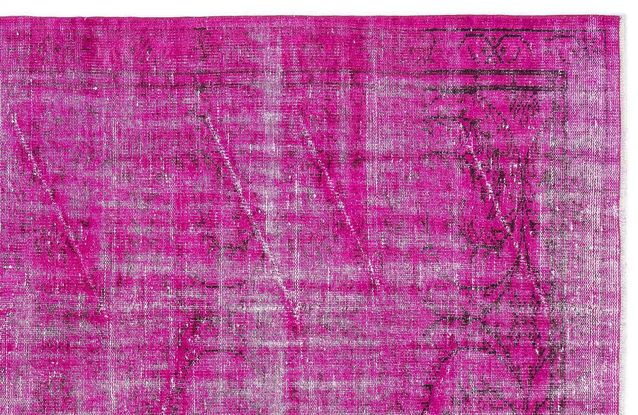 Pink and Grey Abstract Overdyed Vintage Rug 152x251 cm (5' x 8'3") – in the living room