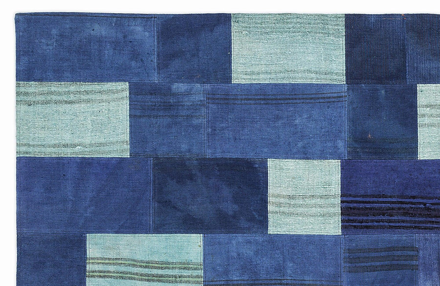 Blauer handgewebter Kelim mit geometrischem Muster 160x230 cm – im Wohnzimmer