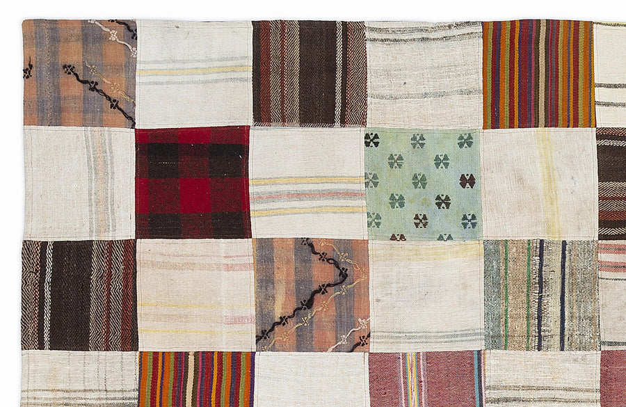 White Flatweave Kilim Rug with Multicolour Geometric Pattern 160x230 cm (5'3" x 7'7") – in the hallway