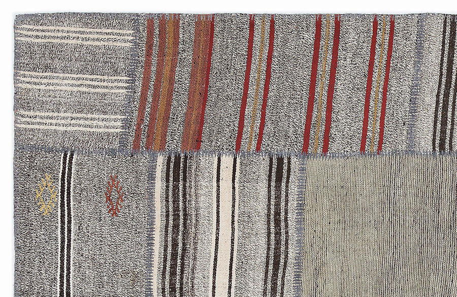 Grauer handgeknüpfter Wollteppich mit rotem Ethno-Muster 160x230 cm – im Wohnzimmer