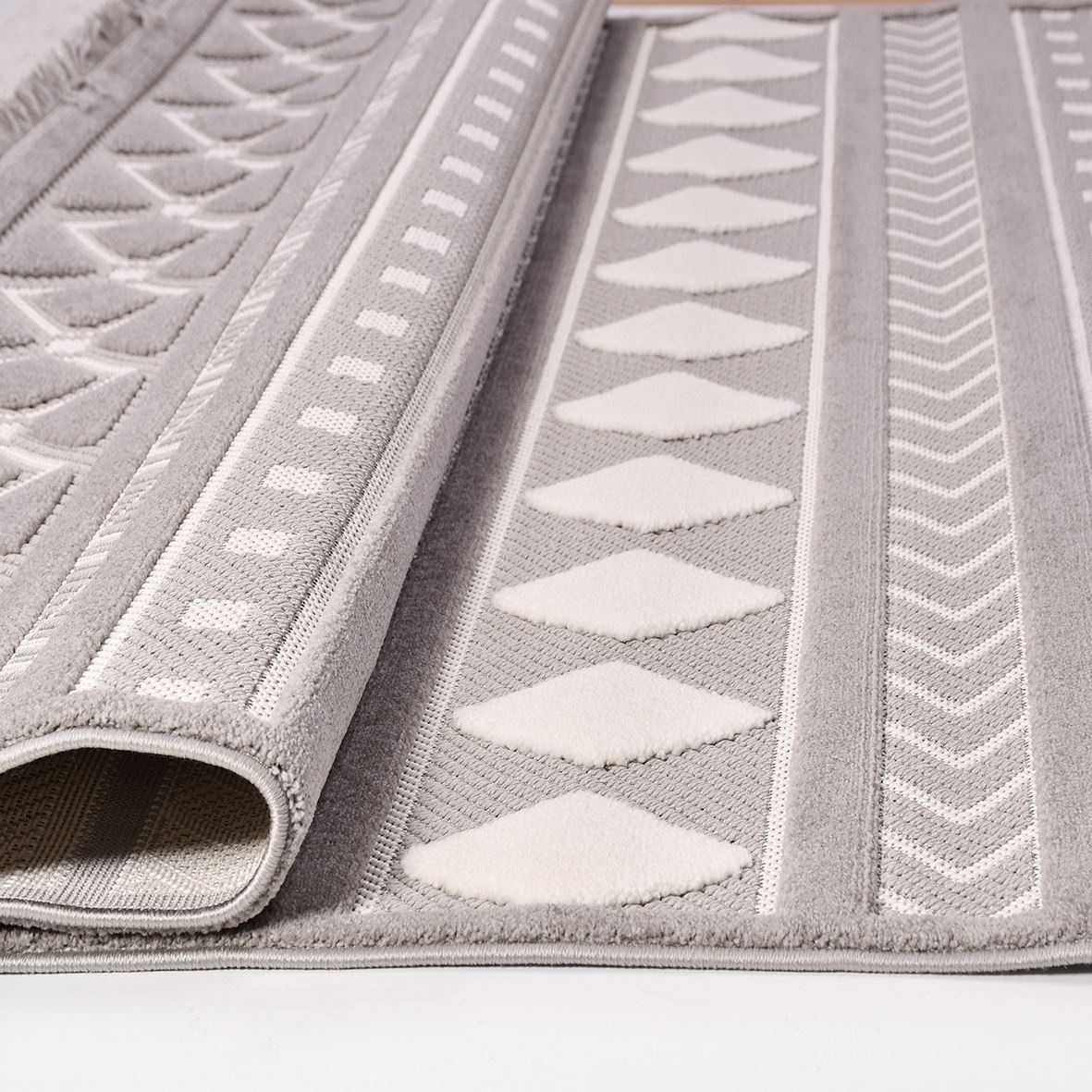 Bailey Gri Geometrik Polyester Makine Halısı Crea