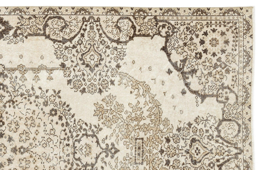 Cream & Brown Floral Turkish Flatweave Kilim Rug 169x298 cm (5'7" x 9'9") – in the living room
