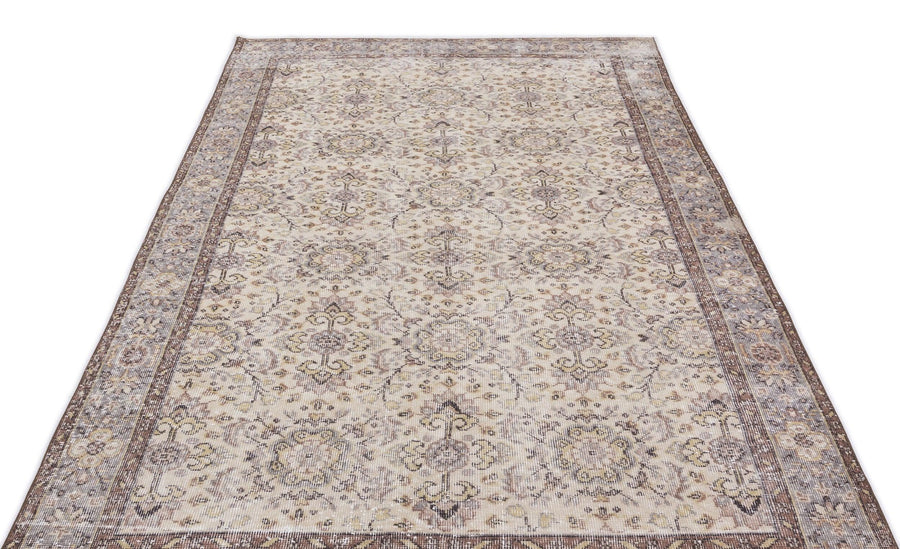 Cream and Grey Floral Hand-Knotted Turkish Rug 160x285 cm (5'3" x 9'4") – in the living room