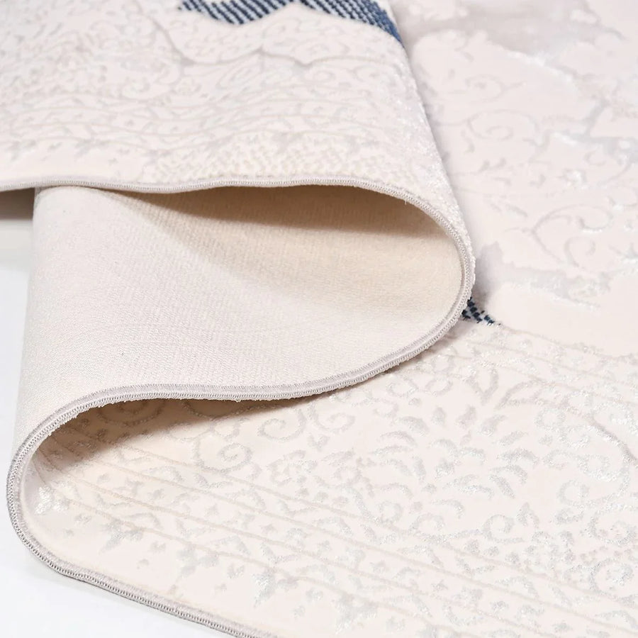 Weißer Teppich im Vintage-Look mit Medaillon in Grau – im Wohnzimmer