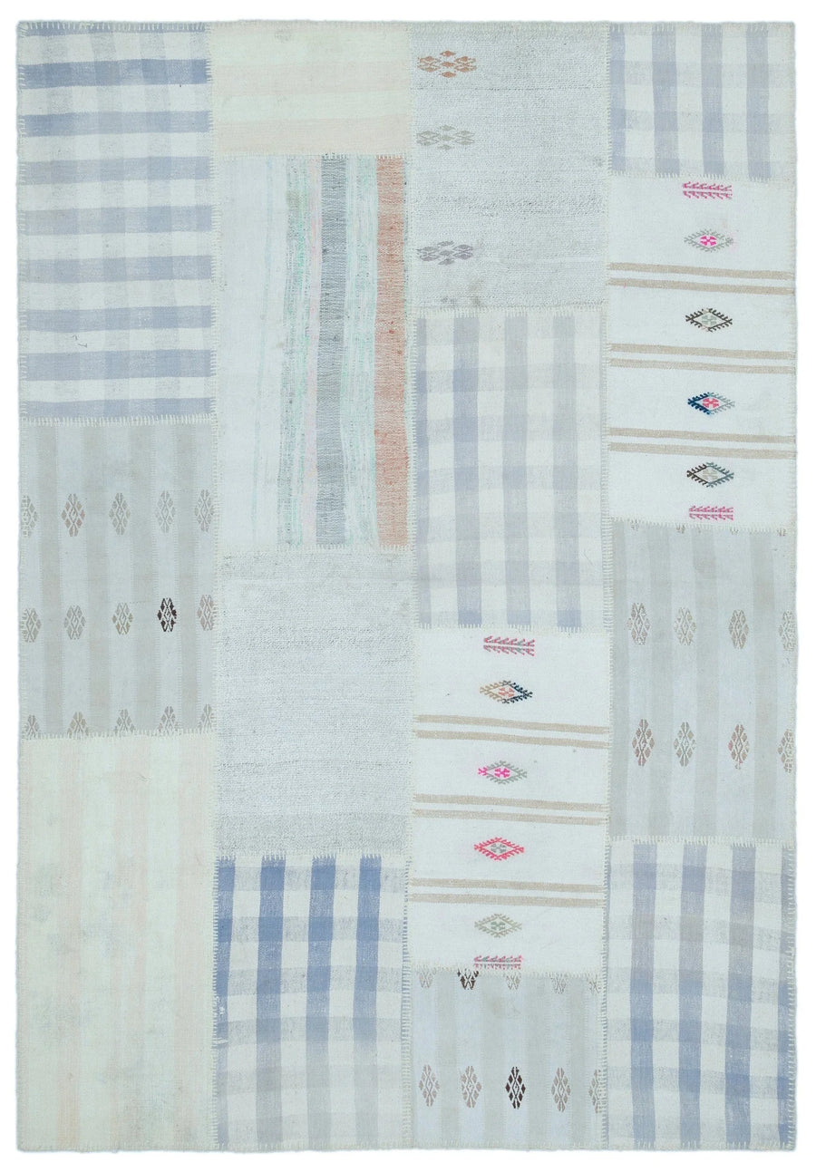 Weißer handgewebter Wollteppich mit blauem Patchwork-Muster 155x225 cm – im Flur