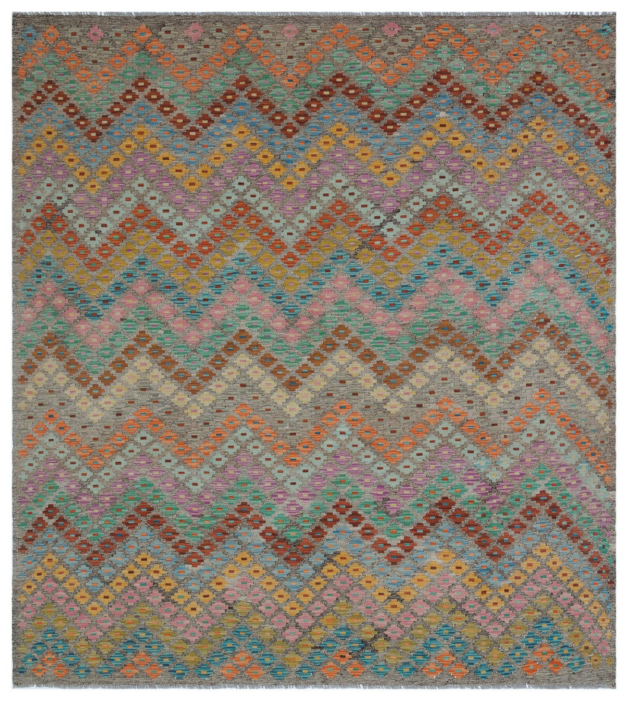 Grauer handgewebter Kelim mit Ethno-Muster 212x239 cm – im Wohnzimmer