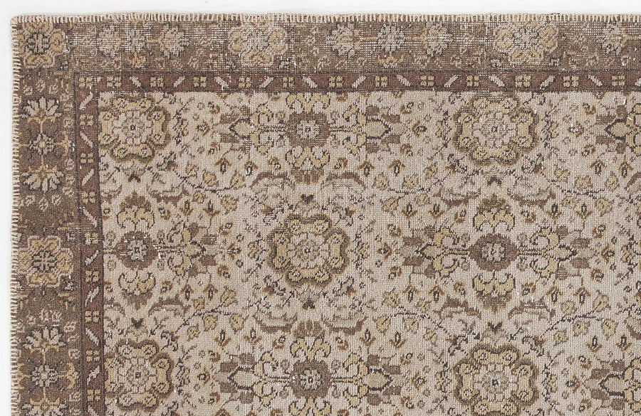 Beige-brauner handgeknüpfter Wollteppich mit Blumenmuster 163x281 cm – im Wohnzimmer