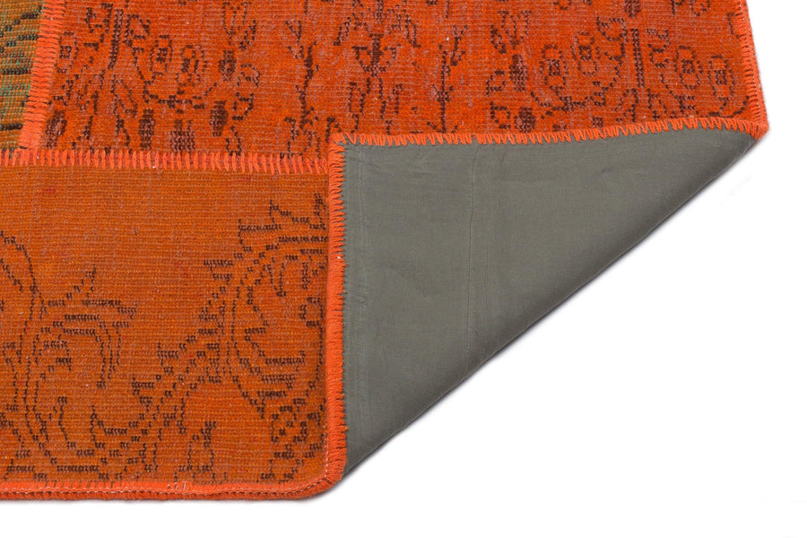 Geometric Flatweave Kilim Rug in Orange & Green 160x230 cm (5'3" x 7'7") – in the living room