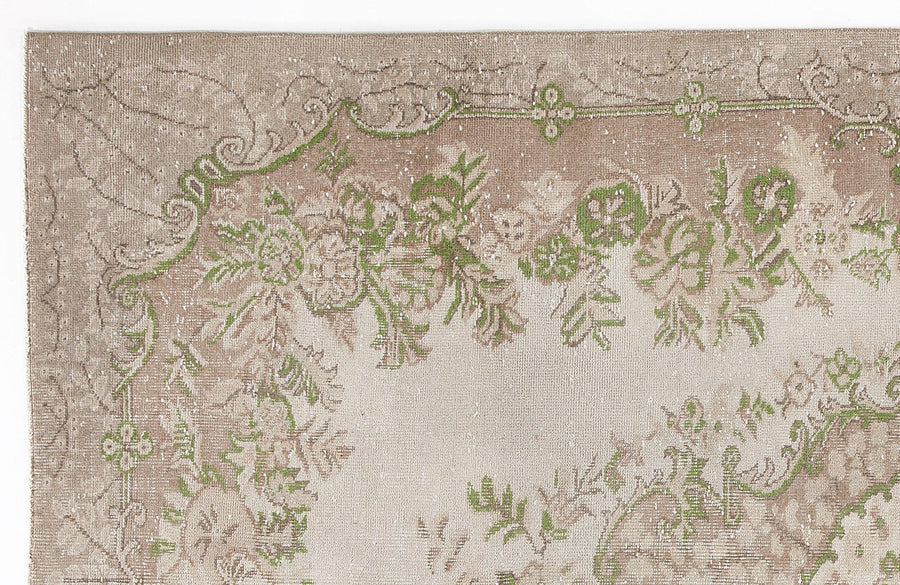 Beiger Wollteppich mit grünem Blumenmuster 194x292 cm – im Wohnzimmer