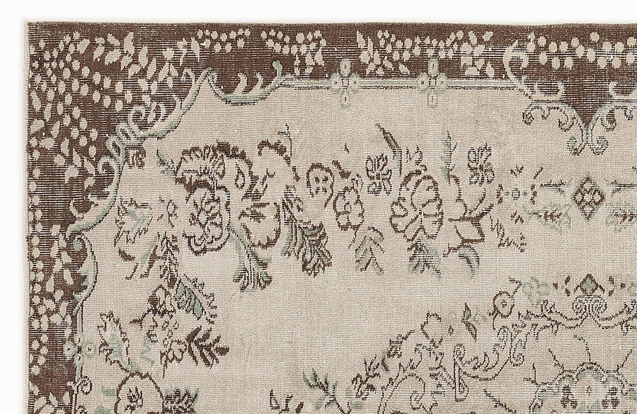 Beige Floral Hand-Knotted Wool Area Rug 178x262 cm (5'10" x 8'7") – in the living room
