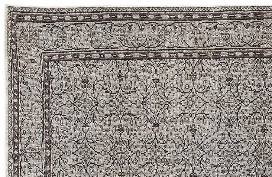 Grauer handgeknüpfter Wollteppich mit floralem Muster 150x268 cm – im Wohnzimmer
