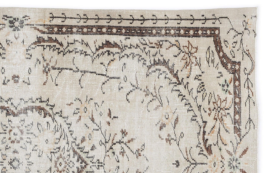Cream Medallion Hand-Knotted Wool Rug 159x275 cm (5'3" x 9') – in the living room