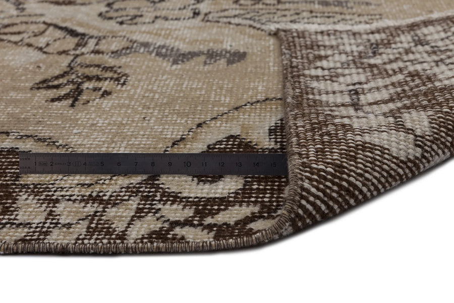 Beige Floral Vintage Hand-Knotted Rug 166x281 cm (5'5" x 9'3") – in the living room