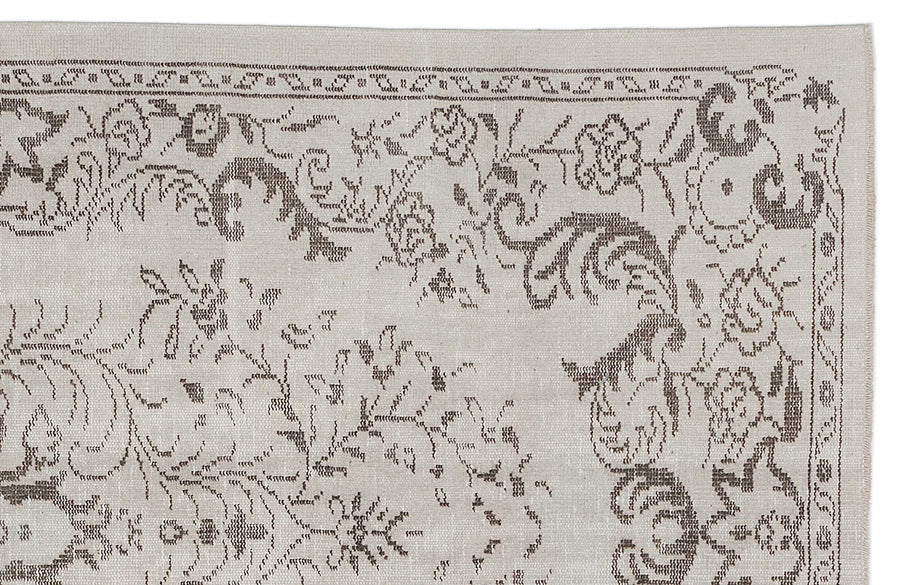 Cream and Grey Floral Turkish Area Rug 158x273 cm (5'2" x 8'11") – in the living room