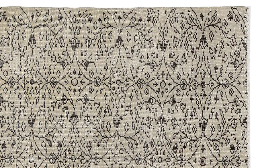 Geometric Beige and Anthracite Hand-Knotted Wool Rug 164x272 cm (5'5" x 8'11") – in the living room