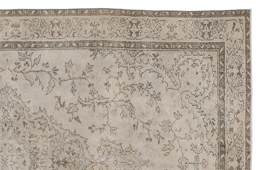 Beige Medallion Hand-Knotted Wool Rug, Vintage Style 168x276 cm (5'6" x 9'1") – in the living room