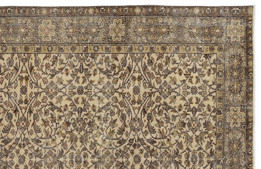 Beiger Vintage Teppich mit braunem Blumenmuster 163x254 cm – im Wohnzimmer