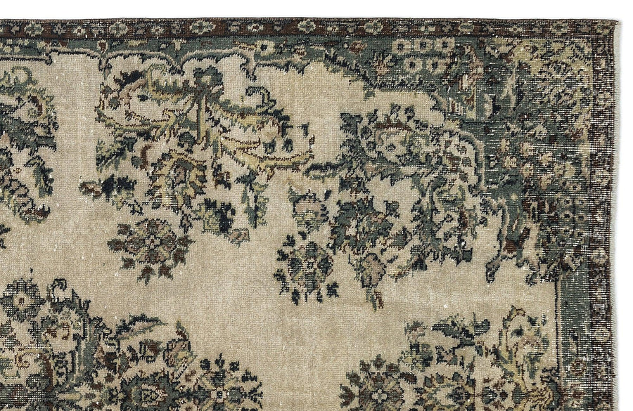 Cream & Grey Medallion Hand-Woven Wool Rug 166x303 cm (5'5" x 9'11") – in the living room